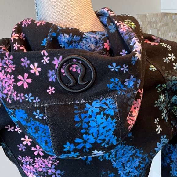 Lululemon Scuba Jacket, Black with Floral Print.  Size 6, Barely worn. - Picture 4 of 5